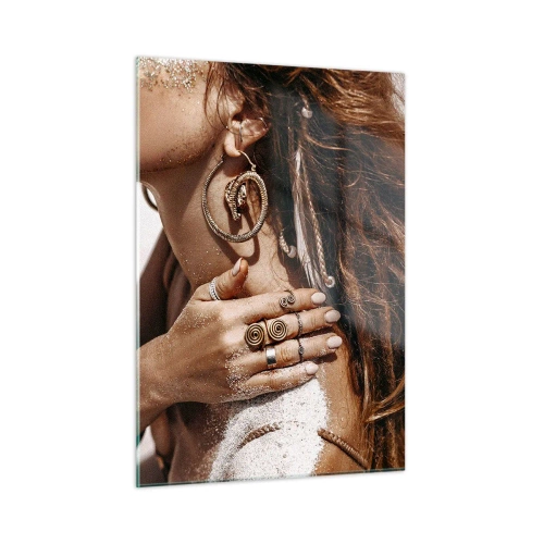 Quadro su vetro - Donna elegante con gioielli e sabbia sulla pelle in spiaggia - 50x70cm - Regina della spiaggia selvatica - Decorazione murale moderna per soggiorno e camera da letto ARTTOR