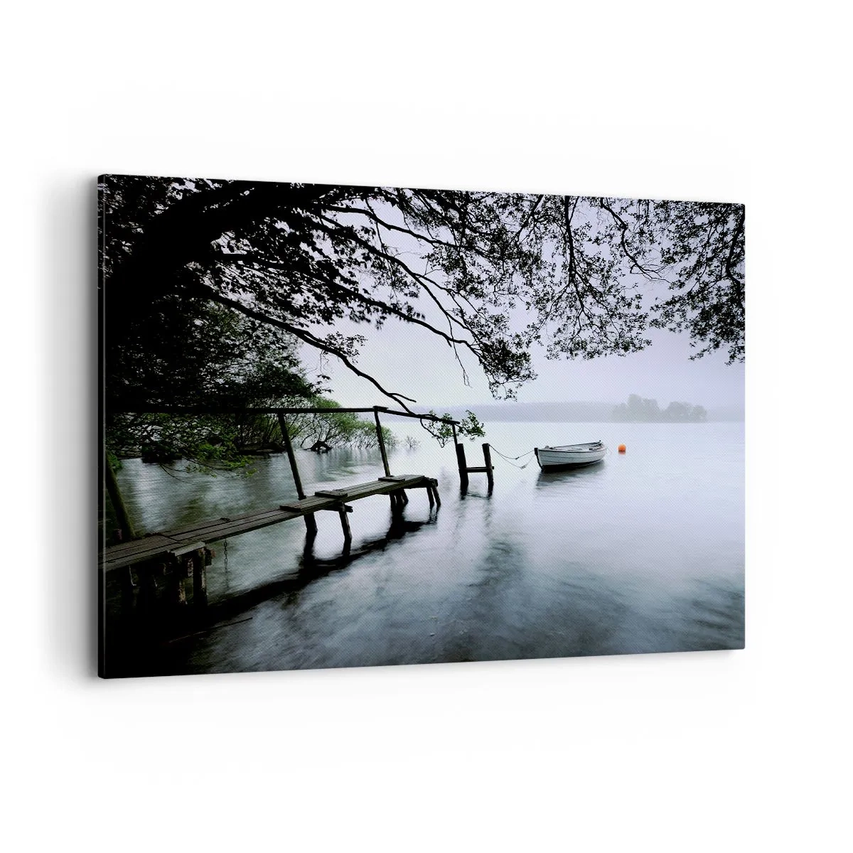 Quadro su tela - Stampe su Tela - Un molo sull'acqua con una barca sullo sfondo circondata da un paesaggio nebbioso - 100x70cm - E già ti riposi - Decorazione murale moderna per soggiorno e camera da letto ARTTOR