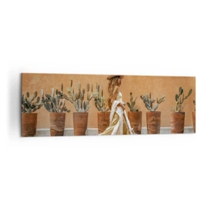 Quadro su tela - Stampe su Tela - Una donna in stile boho con vasi di cactus sullo sfondo. - 160x50cm - In stile hippy - Decorazione murale moderna per soggiorno e camera da letto ARTTOR