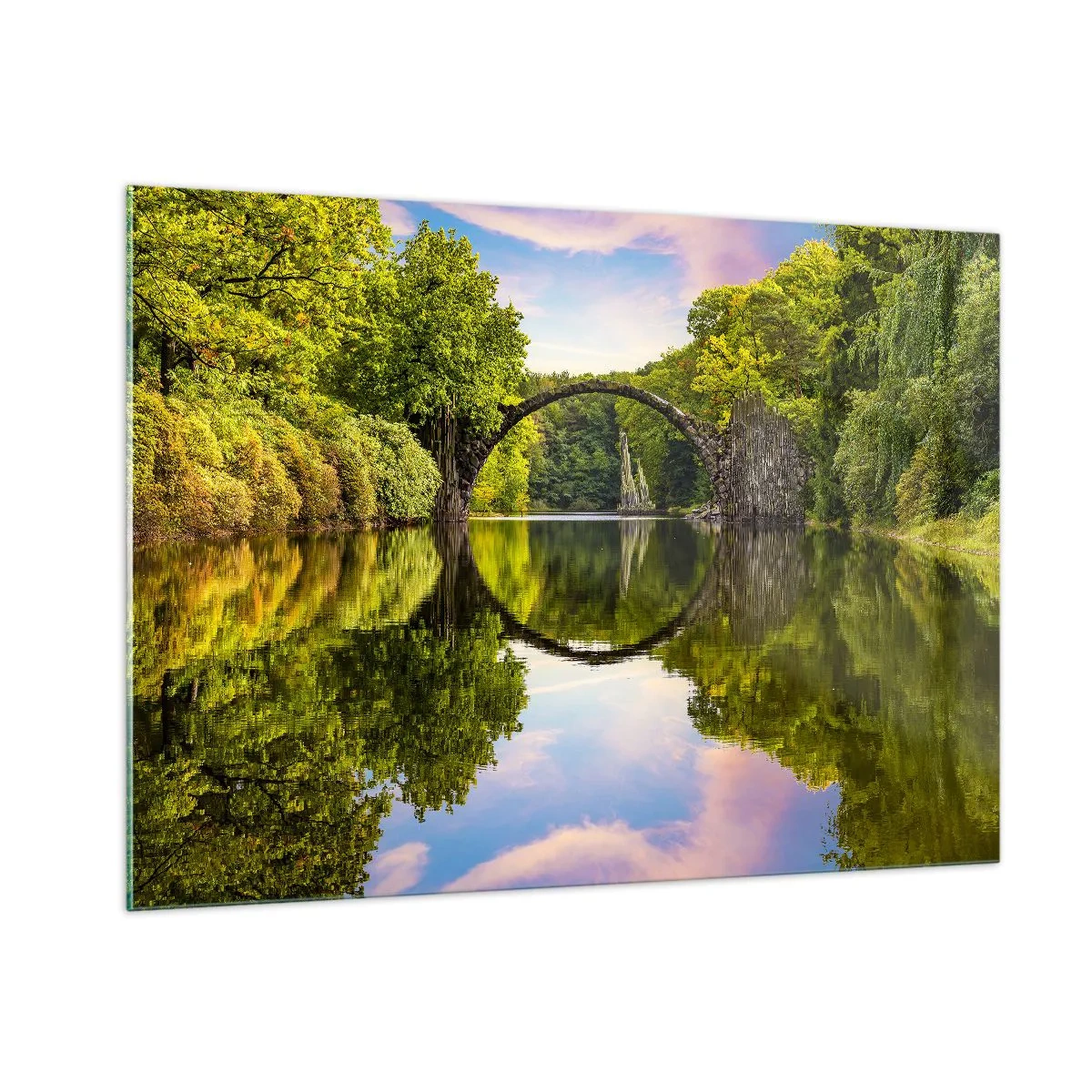 Quadro su vetro - Un ponte di pietra riflesso nella calma superficie del lago - 100x70cm - All'incontro di due mondi - Decorazione murale moderna per soggiorno e camera da letto ARTTOR