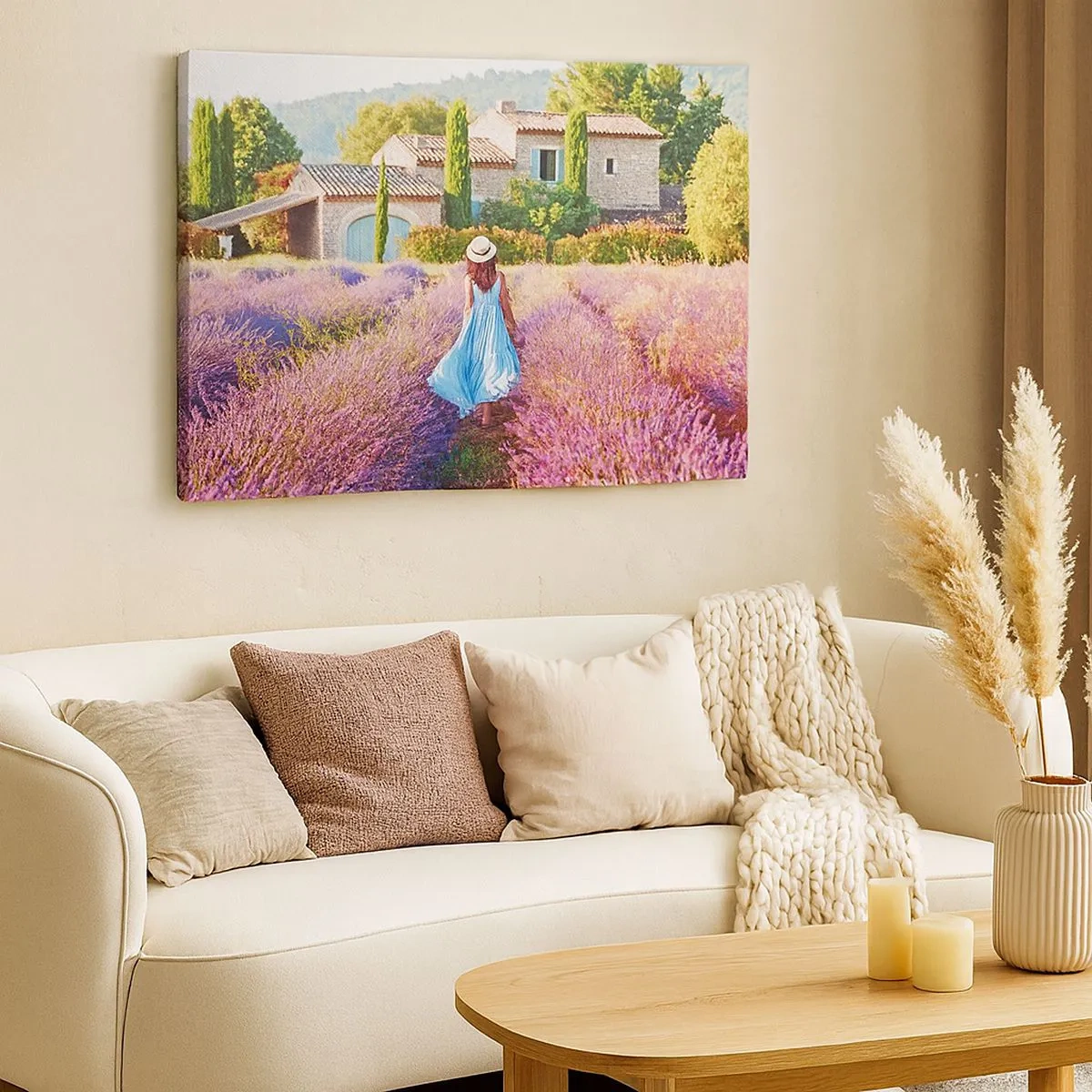 Quadro su tela - Stampe su Tela - Una donna con un vestito blu cammina attraverso un campo di lavanda con vista su una casa. - 70x50cm - La ragazza nella lavanda - Decorazione murale moderna per soggiorno e camera da letto ARTTOR