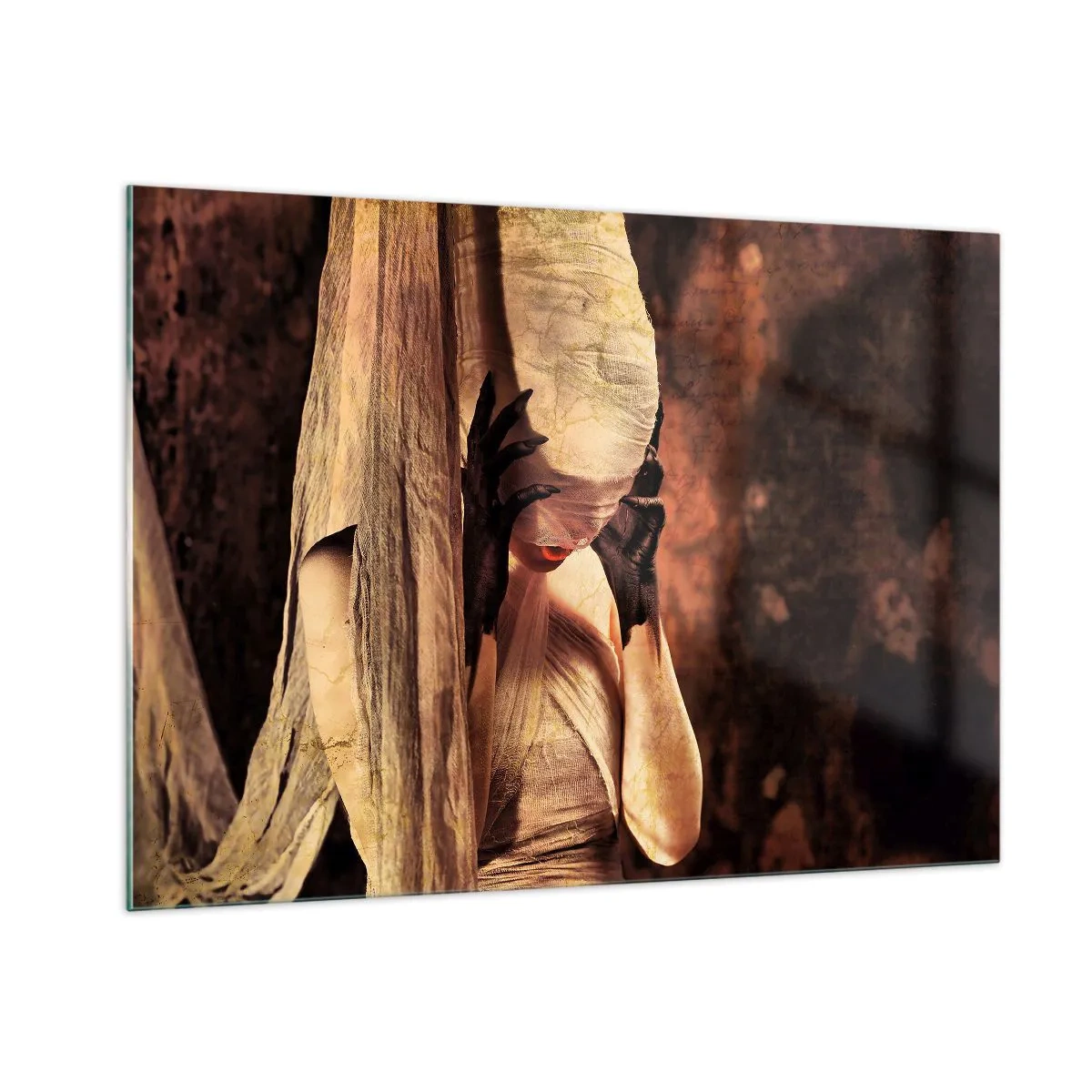 Quadro su vetro - Una donna misteriosa circondata da tessuti dorati - 100x70cm - Tra il bene e il male - Decorazione murale moderna per soggiorno e camera da letto ARTTOR