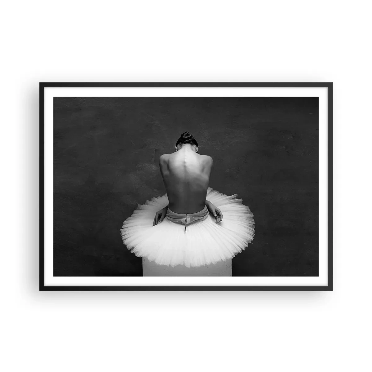 Poster in cornice nera - Una ballerina in una posa classica su uno sfondo scuro. - 100x70cm - Fiorisce adesso - Decorazione murale moderna per soggiorno e camera da letto ARTTOR