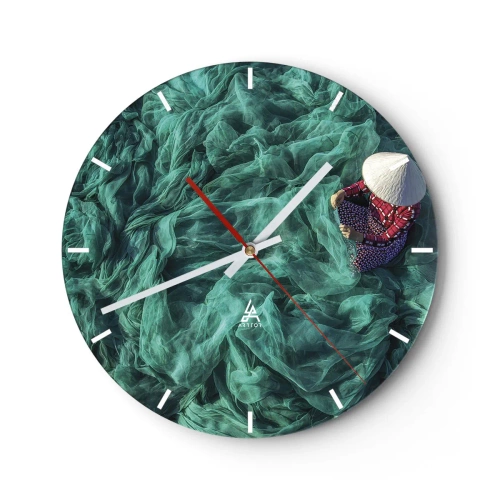 Orologio da parete - Orologio in Vetro - Una persona che indossa un cappello tradizionale su uno sfondo di reti verdi. - 30x30cm - Nel mare di reti - Decorazione murale moderna per soggiorno, cucina e camera da letto ARTTOR
