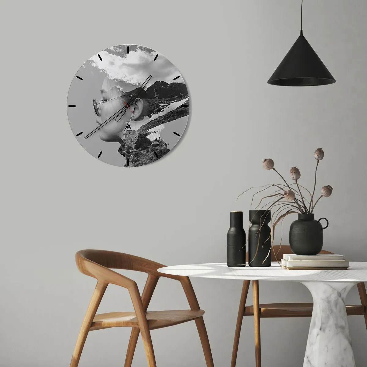 Orologio da parete - Orologio in Vetro - Doppia esposizione di un volto e di un paesaggio montano in tonalità di grigio. - 30x30cm - Ritratto montano nuvoloso - Decorazione murale moderna per soggiorno, cucina e camera da letto ARTTOR