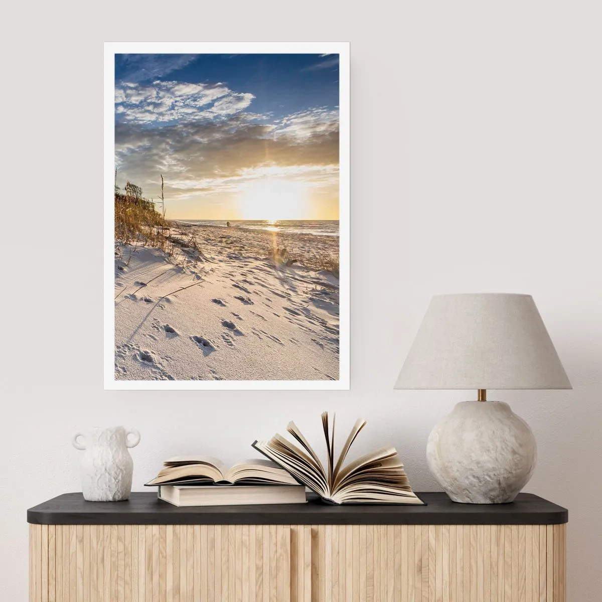 Poster - Una spiaggia sabbiosa illuminata dal sole al tramonto - 50x70cm - Invito a passeggiare - Decorazione murale moderna per soggiorno e camera da letto ARTTOR