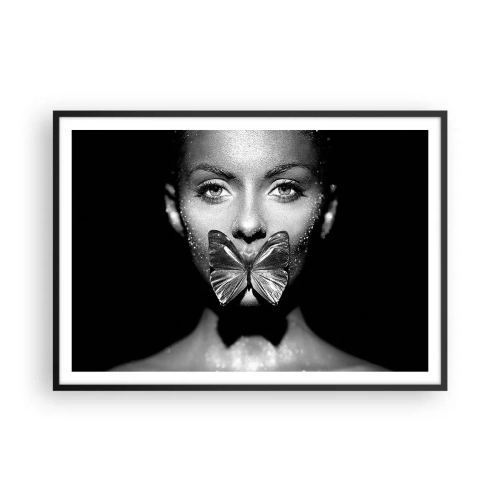 Poster in cornice nera - Volto di donna in bianco e nero con una farfalla sulle labbra - 100x70cm - Il bacio delle farfalle - Decorazione murale moderna per soggiorno e camera da letto ARTTOR
