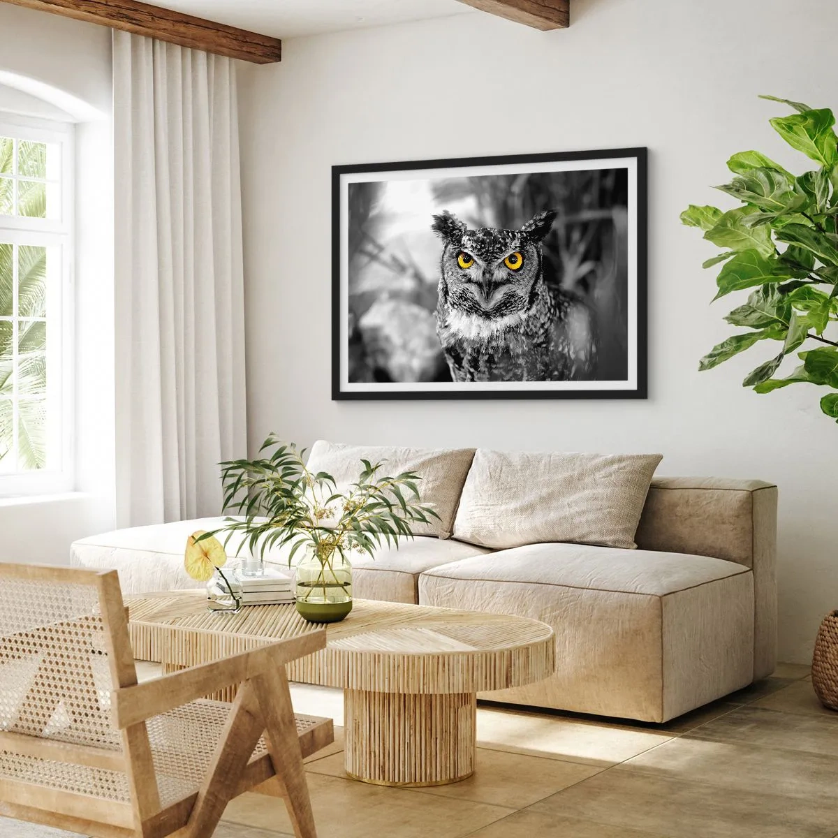 Poster in cornice nera - Uno scatto in bianco e nero di un gufo con gli occhi gialli - 70x50cm - Non si può nascondere niente - Decorazione murale moderna per soggiorno e camera da letto ARTTOR