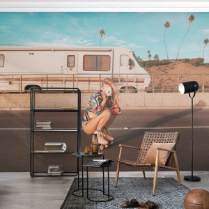 Fotomurale su misura Premium Sand - Sorridi per favore! - Paesaggio, Camper, Donna