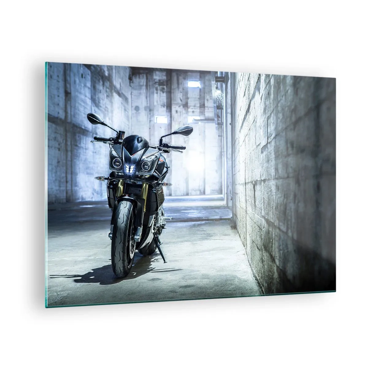 Quadro su vetro - Una motocicletta in un interno industriale con pareti di cemento - 70x50cm - Prima che rombi il motore - Decorazione murale moderna per soggiorno e camera da letto ARTTOR