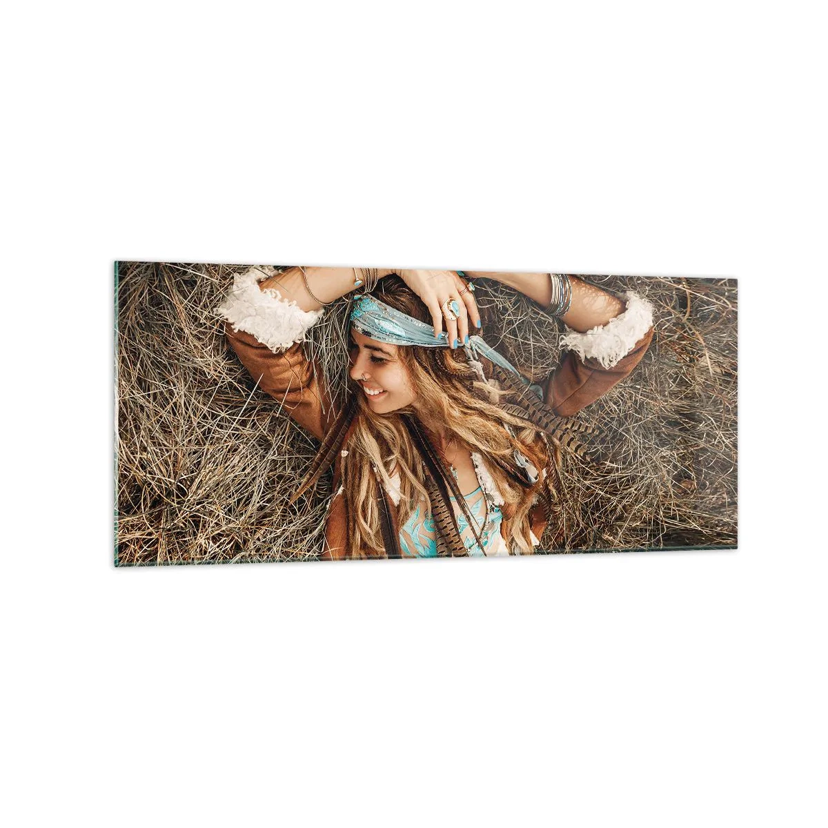 Quadro su vetro - Donna in stile boho sdraiata sul fieno - 120x50cm - Verso gli anni dell'amore - Decorazione murale moderna per soggiorno e camera da letto ARTTOR