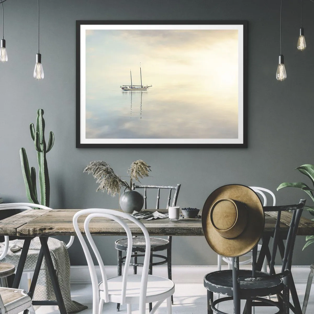 Poster in cornice nera - Una barca su un mare calmo in una luce soffusa - 70x50cm - Silenzio in mare - Decorazione murale moderna per soggiorno e camera da letto ARTTOR