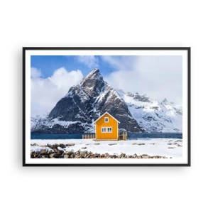 Poster in cornice nera - Una casa gialla sullo sfondo delle montagne innevate e del mare - 100x70cm - Vacanze scandinave - Decorazione murale moderna per soggiorno e camera da letto ARTTOR