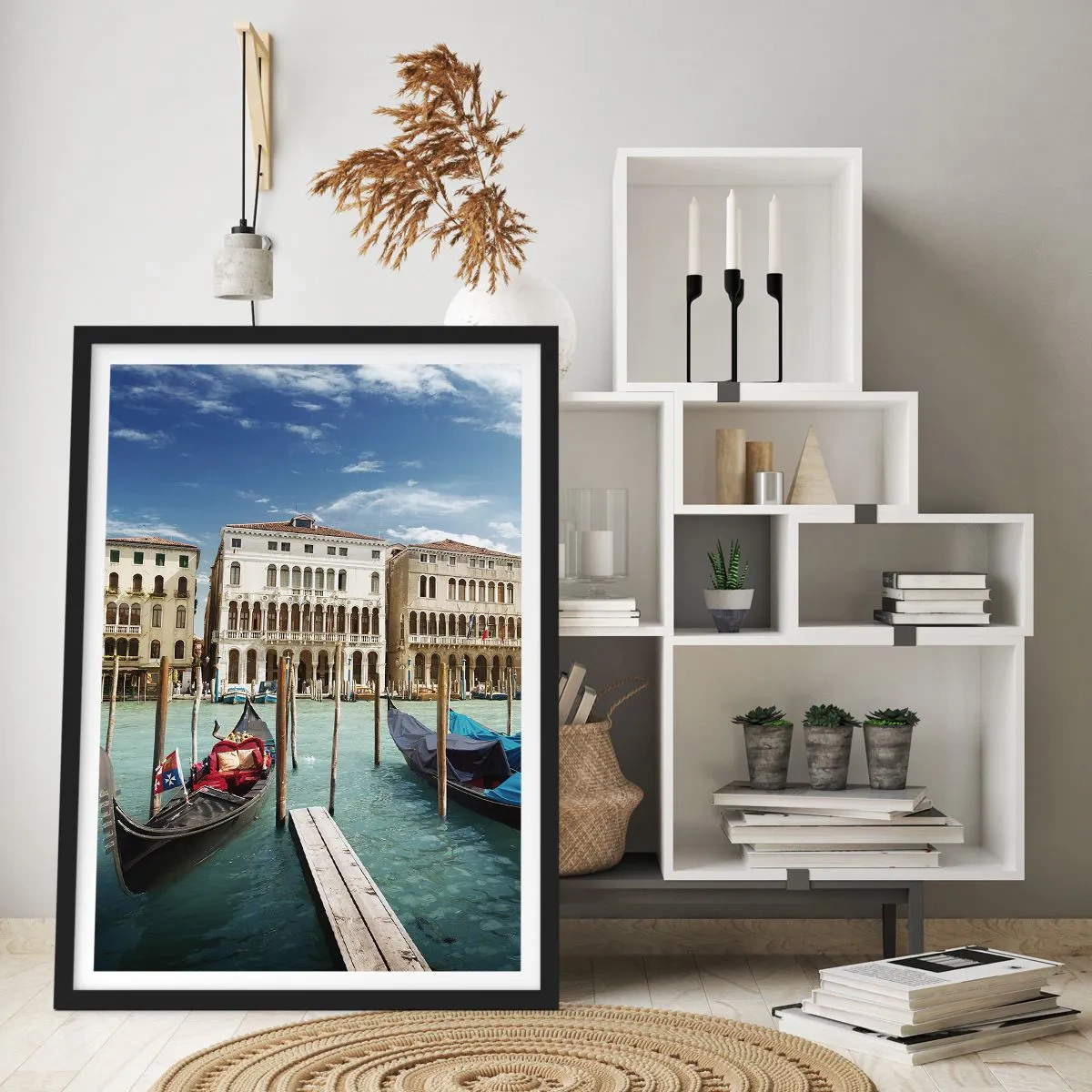 Poster in cornice nera - Gondole sull'acqua con edifici storici sullo sfondo a Venezia - 50x70cm - Palazzi nel blu - Decorazione murale moderna per soggiorno e camera da letto ARTTOR