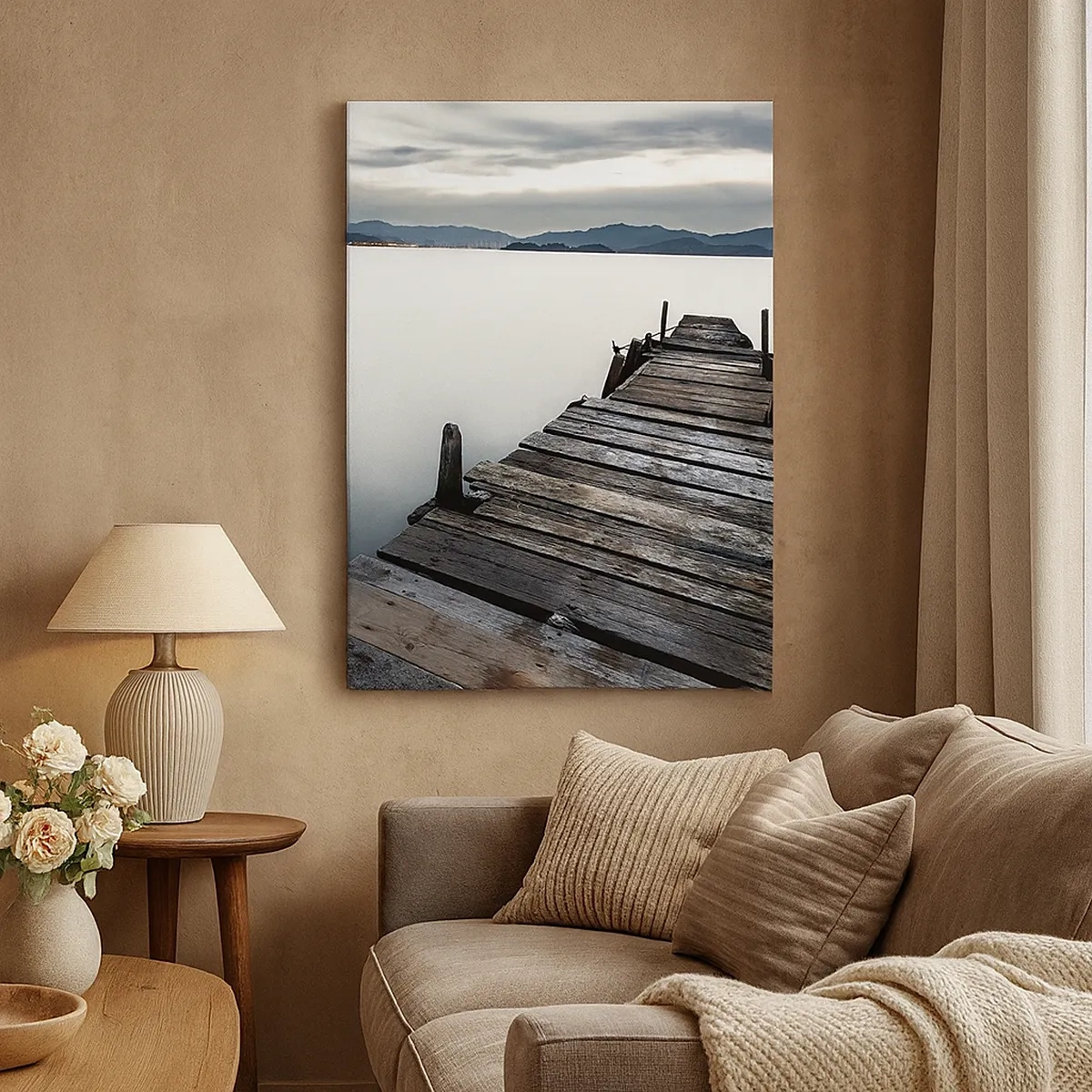 Quadro su tela - Stampe su Tela - Un ponte di legno che conduce verso un lago tranquillo - 50x70cm - Immergersi nella tranquillità - Decorazione murale moderna per soggiorno e camera da letto ARTTOR