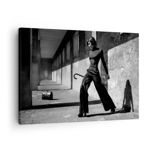 Quadro su tela - Stampe su Tela - Donna elegante in un ambiente industriale - 70x50cm - Eleganza cittadina - Decorazione murale moderna per soggiorno e camera da letto ARTTOR