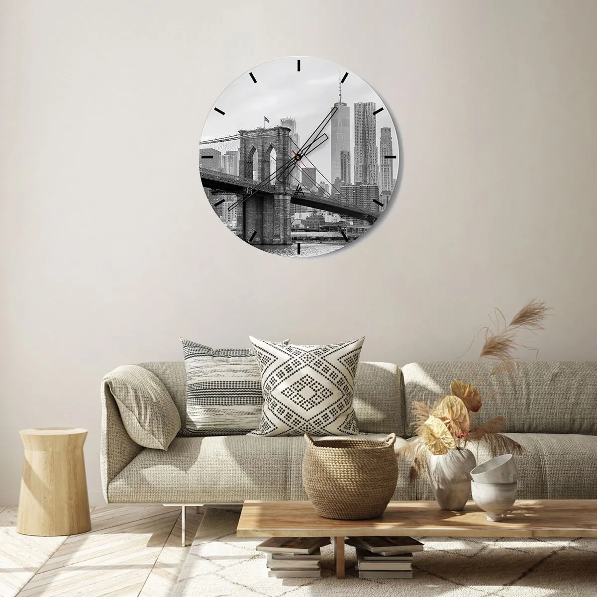 Orologio da parete - Orologio in Vetro - Il ponte di Brooklyn contro lo skyline della città in bianco e nero - 30x30cm - Atmosfera di New York - Decorazione murale moderna per soggiorno, cucina e camera da letto ARTTOR