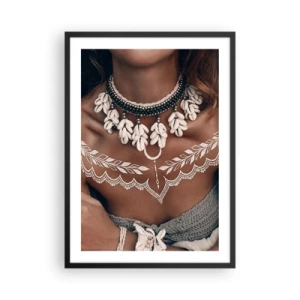 Poster in cornice nera - Ritratto di una donna con una collana di conchiglie e un tatuaggio bianco - 50x70cm - Talismani, rituali di femminilità - Decorazione murale moderna per soggiorno e camera da letto ARTTOR