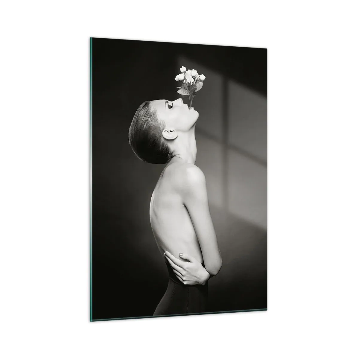 Quadro su vetro - Una donna con un fiore in bocca in un ritratto in bianco e nero - 50x70cm - Eleganza eccentrica - Decorazione murale moderna per soggiorno e camera da letto ARTTOR