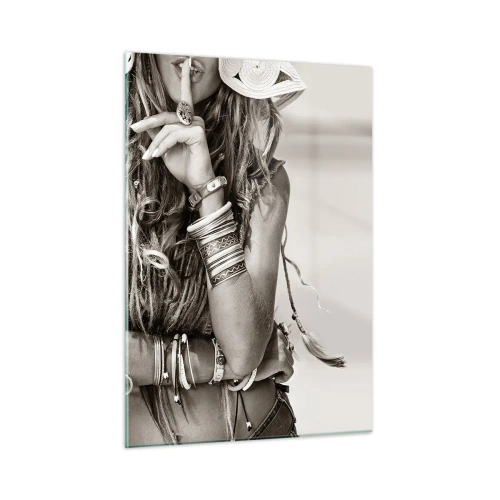 Quadro su vetro - Una donna con gioielli e un dito sulle labbra in uno scatto artistico - 50x70cm - Come una ragazza - Decorazione murale moderna per soggiorno e camera da letto ARTTOR