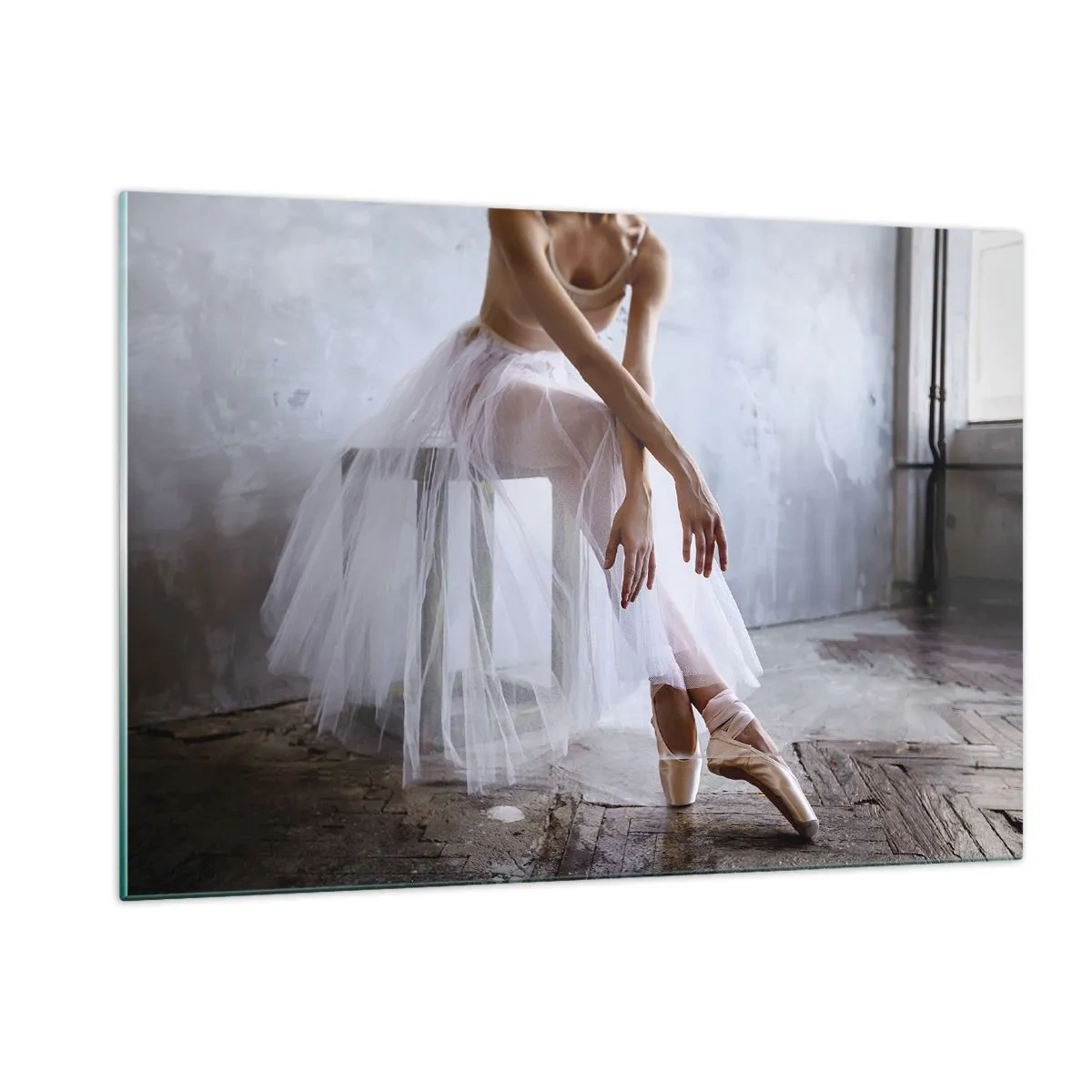 Quadro su vetro - Una ballerina con una gonna di tulle riposa nell'atrio - 120x80cm - Prima che si accendano le luci del palco - Decorazione murale moderna per soggiorno e camera da letto ARTTOR