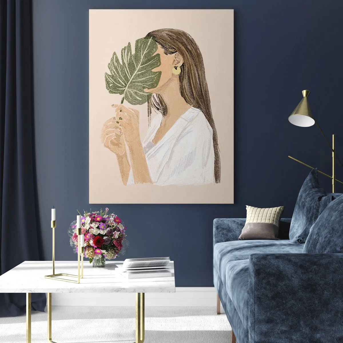 Quadro su vetro - Ritratto di una donna con una foglia di monstera su uno sfondo beige - 80x120cm - Misterioso ritratto con ventaglio - Decorazione murale moderna per soggiorno e camera da letto ARTTOR