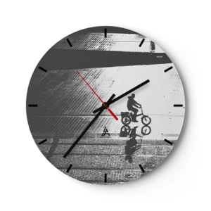 Orologio da parete - Orologio in Vetro - La sagoma in bianco e nero di un ciclista e il suo riflesso in una pozzanghera. - 30x30cm - Avanti, attraverso la città - Decorazione murale moderna per soggiorno, cucina e camera da letto ARTTOR