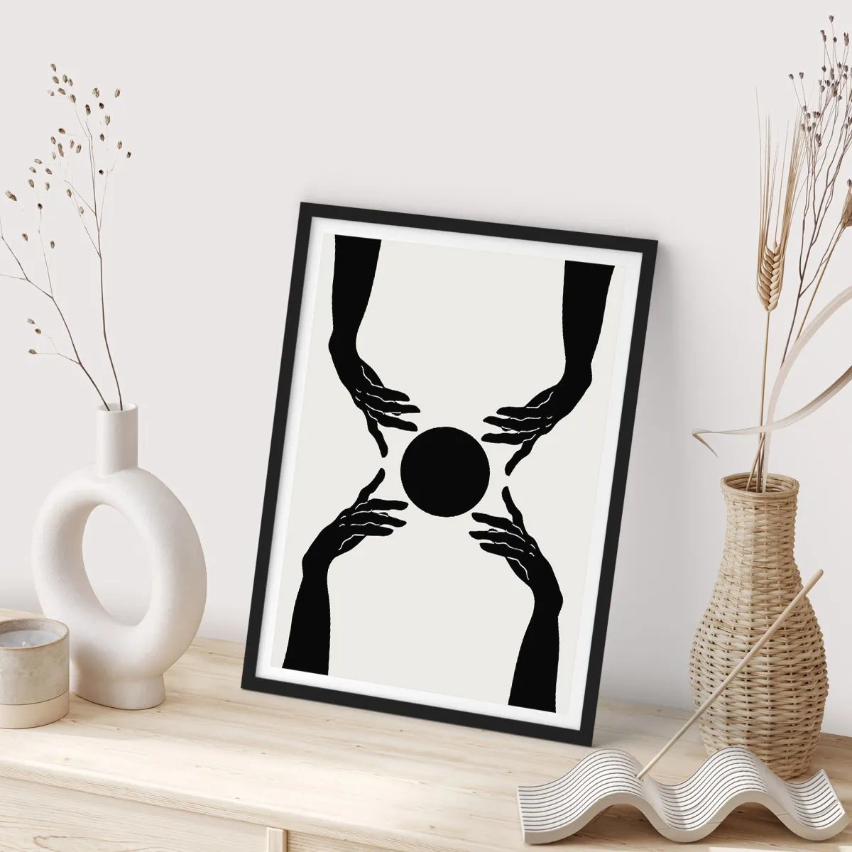 Poster in cornice nera - Grafica in bianco e nero di una mano con una palla - 50x70cm - Segno misterioso - Decorazione murale moderna per soggiorno e camera da letto ARTTOR