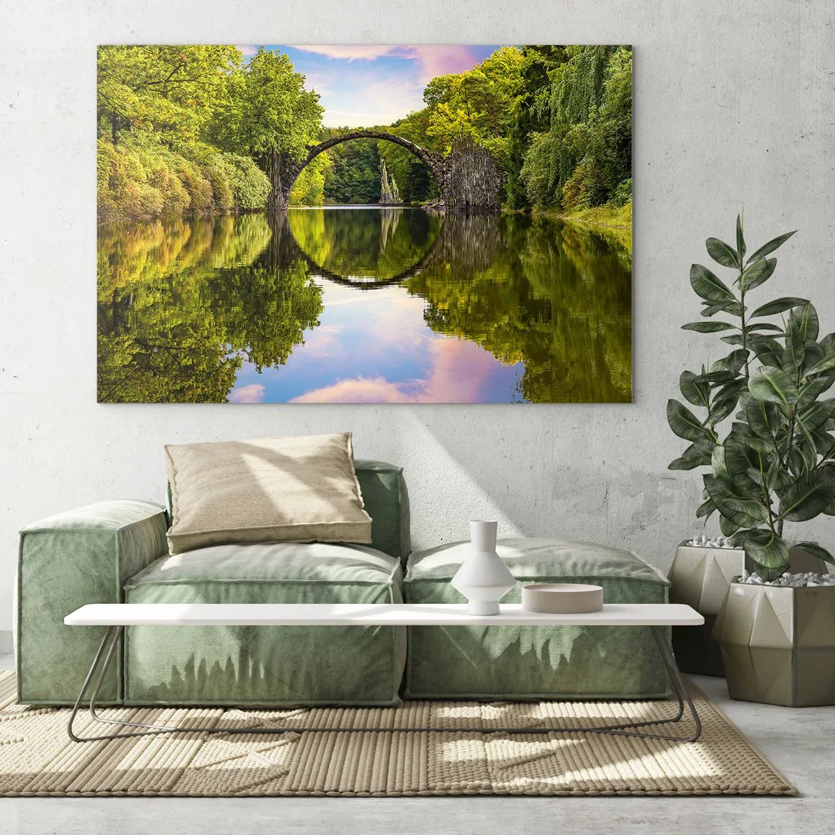 Quadro su vetro - Un ponte di pietra riflesso nella calma superficie del lago - 100x70cm - All'incontro di due mondi - Decorazione murale moderna per soggiorno e camera da letto ARTTOR