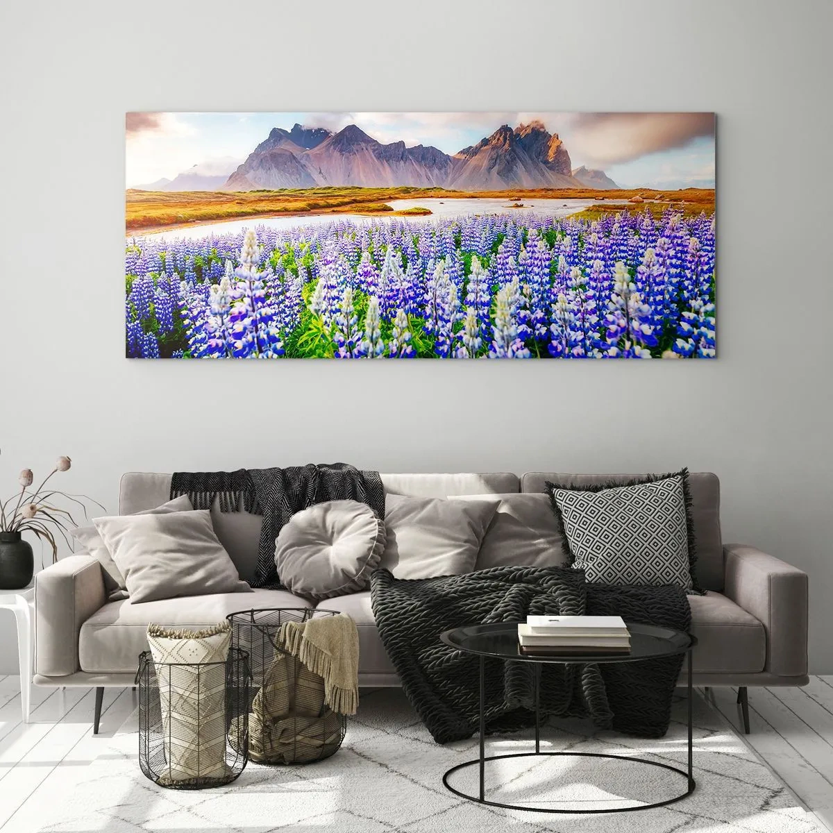 Quadro su vetro - Fiori in un paesaggio montano con un cielo pittoresco - 160x50cm - Forza e asprezza accanto alla mitezza - Decorazione murale moderna per soggiorno e camera da letto ARTTOR