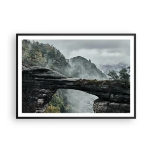 Poster in cornice nera - Un arco di pietra circondato da montagne nebbiose e foreste - 100x70cm - Qui inizia l'avventura - Decorazione murale moderna per soggiorno e camera da letto ARTTOR