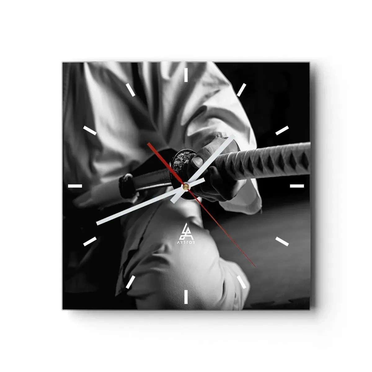 Orologio da parete - Orologio in Vetro - Un samurai in kimono che impugna una katana in bianco e nero. - 30x30cm - L'anima del guerriero - Decorazione murale moderna per soggiorno e camera da letto ARTTOR