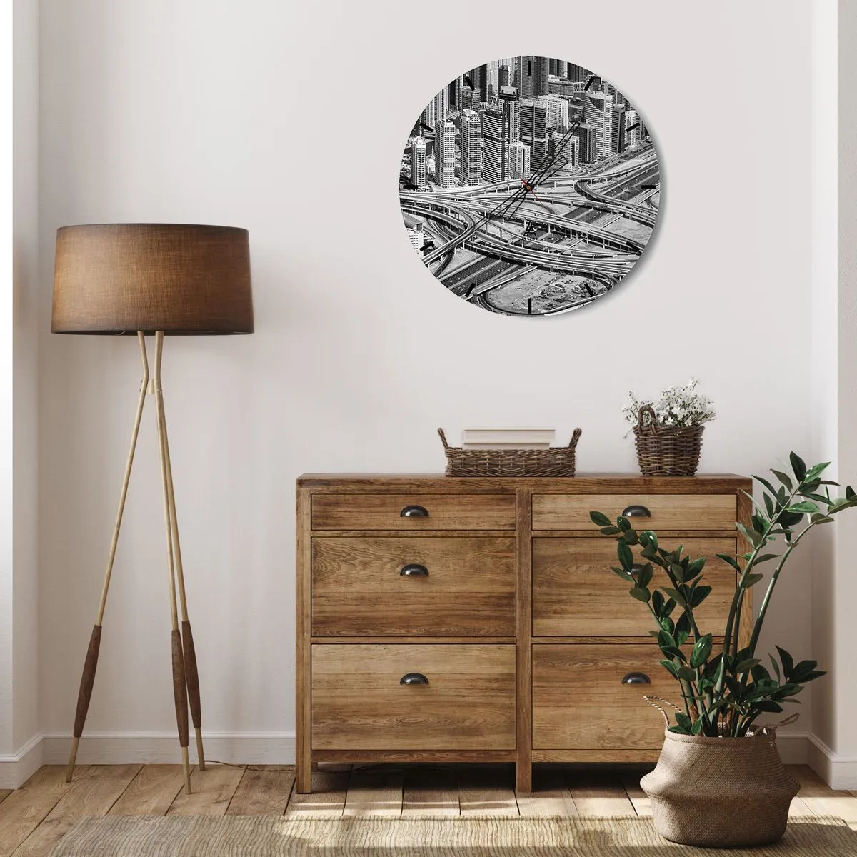 Orologio da parete - Orologio in Vetro - Una foto in bianco e nero di una città con una fitta rete di autostrade. - 30x30cm - Dubai - città impossibile - Decorazione murale moderna per soggiorno, cucina e camera da letto ARTTOR