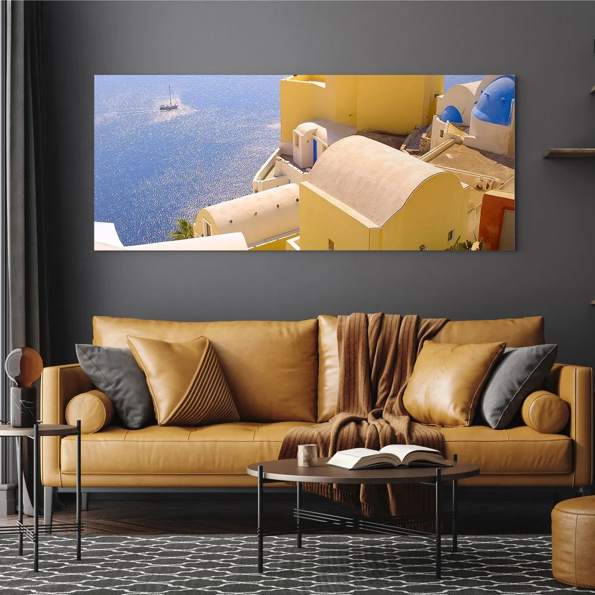 Quadro su vetro - Architettura greca con vista sul mare e una barca sullo sfondo - 120x50cm - Paesaggio greco in bianco e blu - Decorazione murale moderna per soggiorno e camera da letto ARTTOR