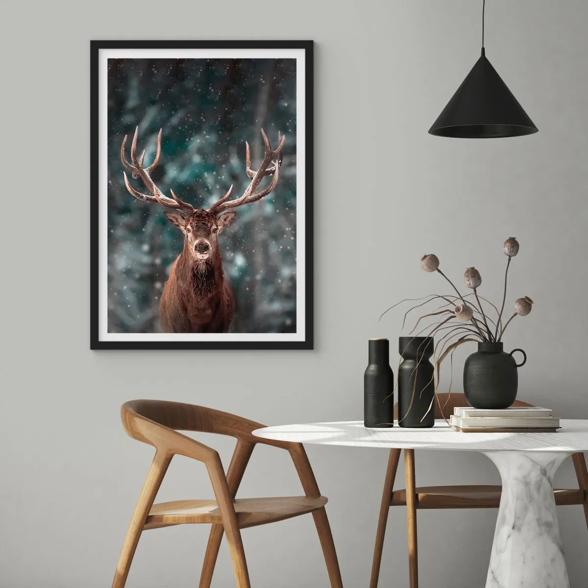 Poster in cornice nera - Ritratto di un cervo con imponenti corna sullo sfondo di una foresta invernale - 50x70cm - Il re del bosco incoronato - Decorazione murale moderna per soggiorno e camera da letto ARTTOR