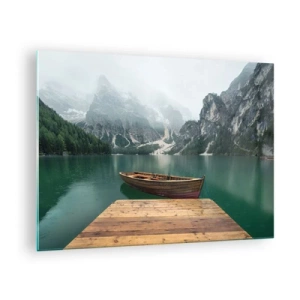Quadro su vetro - Una barca ai moli di un lago in uno scenario montuoso con nebbia - 70x50cm - E attorno le fiere rocce - Decorazione murale moderna per soggiorno e camera da letto ARTTOR