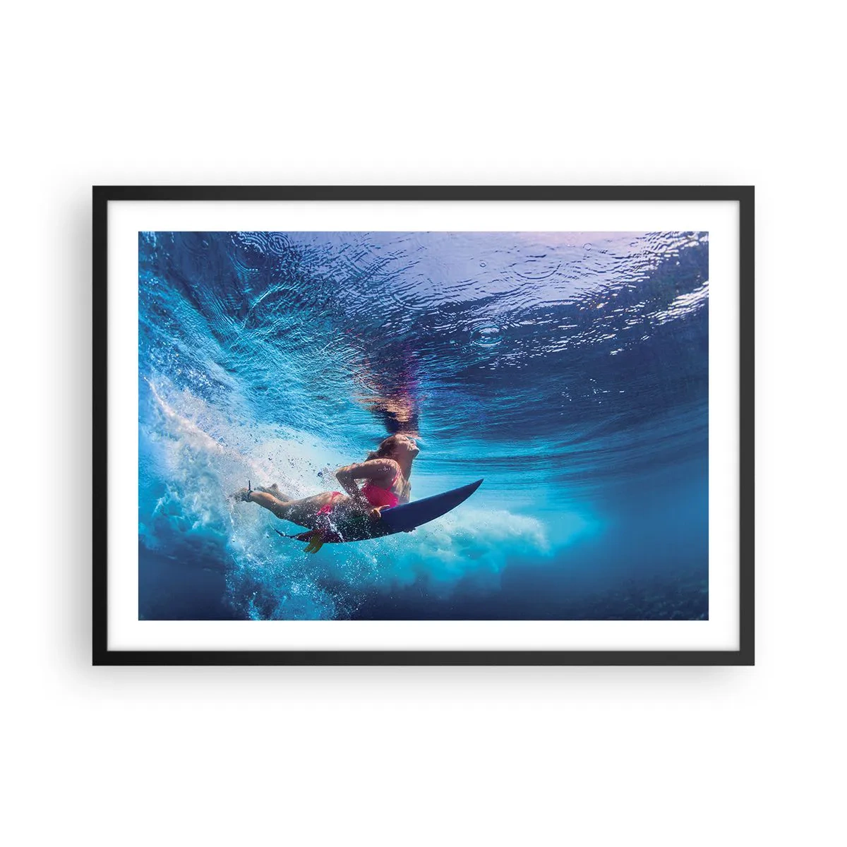 Poster in cornice nera - Un surfista sott'acqua in una composizione dinamica nei toni del blu. - 70x50cm - La profondità della gioia - Decorazione murale moderna per soggiorno e camera da letto ARTTOR