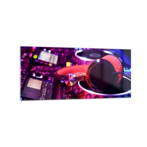 Quadro su vetro - Cuffie da DJ su una console con illuminazione al neon - 120x50cm - Prima che inizi la festa - Decorazione murale moderna per soggiorno e camera da letto ARTTOR