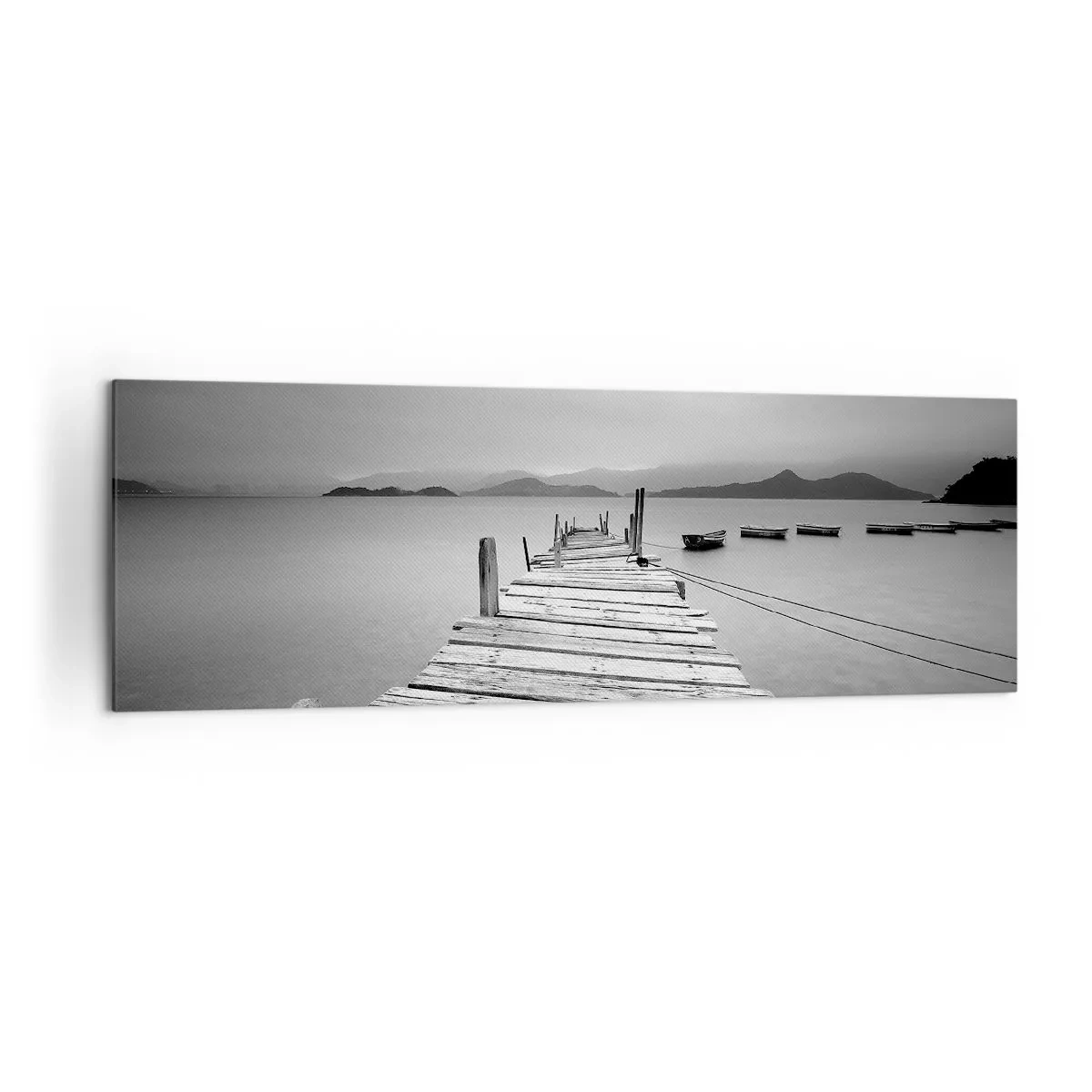 Quadro su tela - Stampe su Tela - Una vista in bianco e nero di un molo di legno e di un lago calmo. - 160x50cm - Dietro i monti, dietro i mari - Decorazione murale moderna per soggiorno e camera da letto ARTTOR