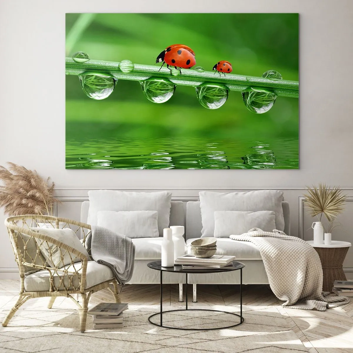 Quadro su vetro - Coccinelle su un filo d'erba con gocce di rugiada e riflesso nell'acqua - 120x80cm - In cammino per tutta l'estate - Decorazione murale moderna per soggiorno e camera da letto ARTTOR