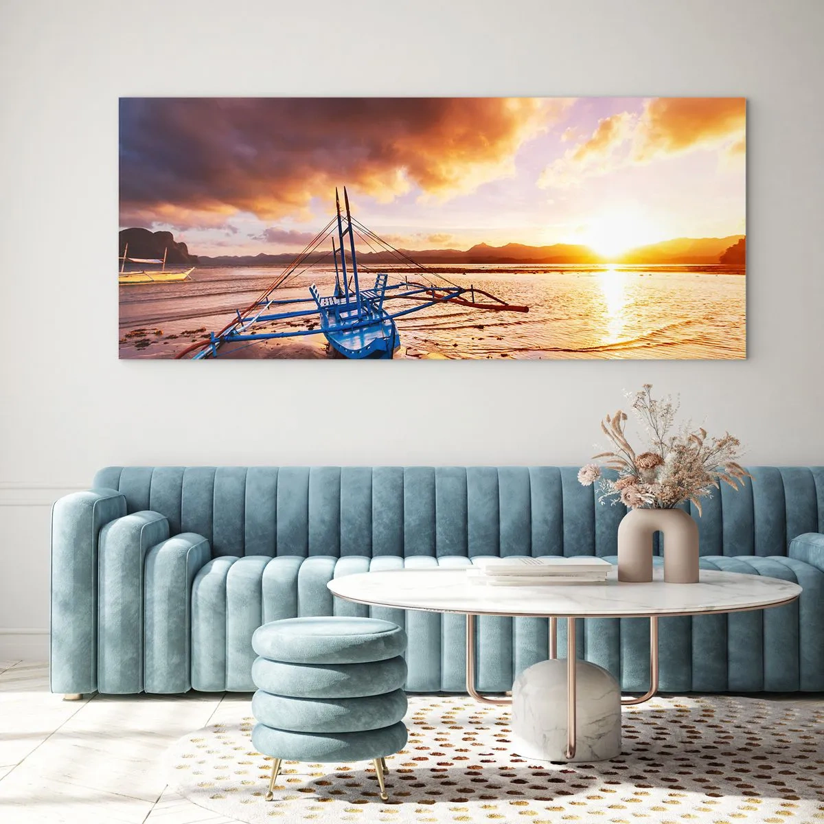 Quadro su vetro - Barca blu sulla spiaggia al tramonto - 160x50cm - Riposo sulla sabbia dopo l'intera giornata - Decorazione murale moderna per soggiorno e camera da letto ARTTOR