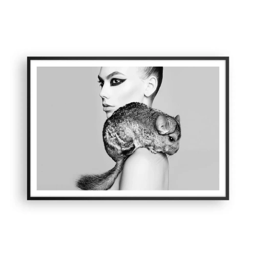 Poster in cornice nera - Donna stilizzata con un cincillà in un'elegante composizione in bianco e nero - 100x70cm - Dama con il cincillà - Decorazione murale moderna per soggiorno e camera da letto ARTTOR