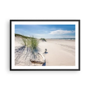 Poster in cornice nera - Una spiaggia baltica con sabbia, erba e un cielo azzurro calmo - 70x50cm - La più bella? Quella del baltico - Decorazione murale moderna per soggiorno e camera da letto ARTTOR