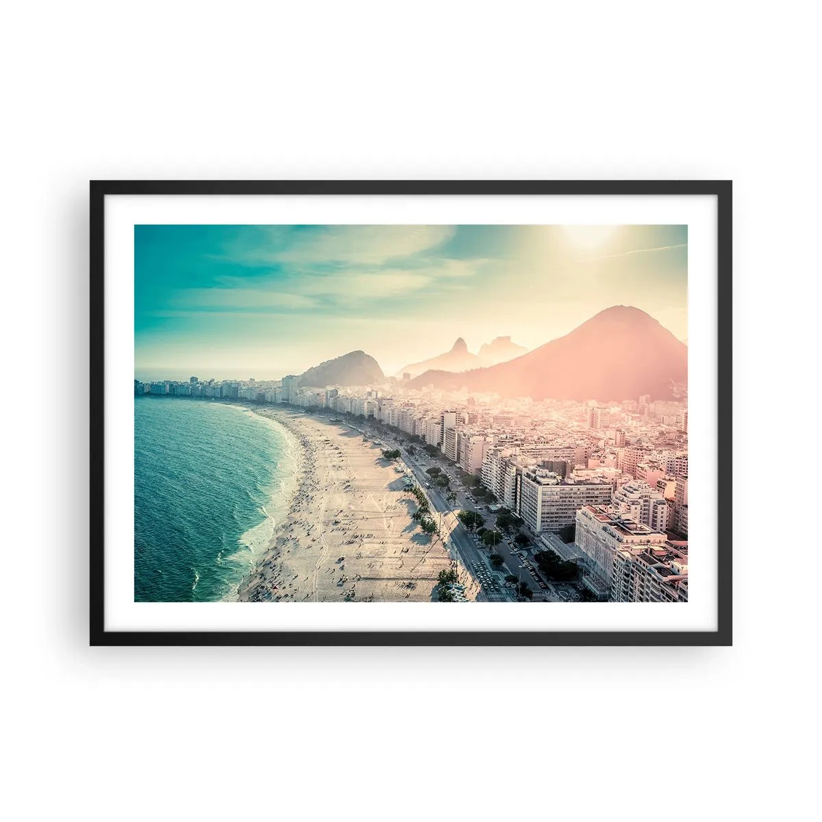 Poster in cornice nera - Panorama della spiaggia di Copacabana con le montagne sullo sfondo a Rio de Janeiro - 70x50cm - Vacanze senza fine a Rio - Decorazione murale moderna per soggiorno e camera da letto ARTTOR