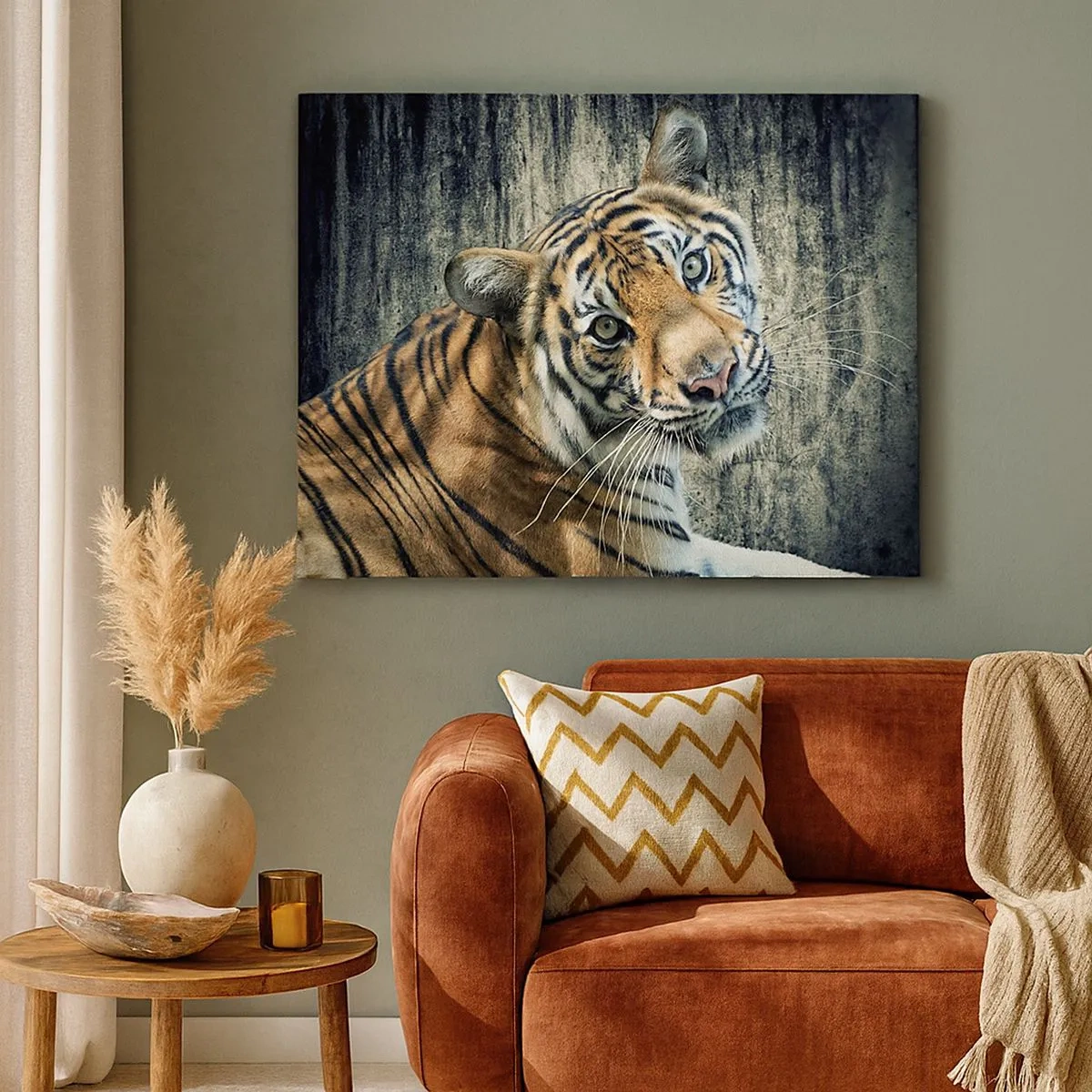 Quadro su tela - Stampe su Tela - Una tigre sdraiata contro un muro dalla consistenza ruvida - 70x50cm - Ritratto nei flussi di luce - Decorazione murale moderna per soggiorno e camera da letto ARTTOR