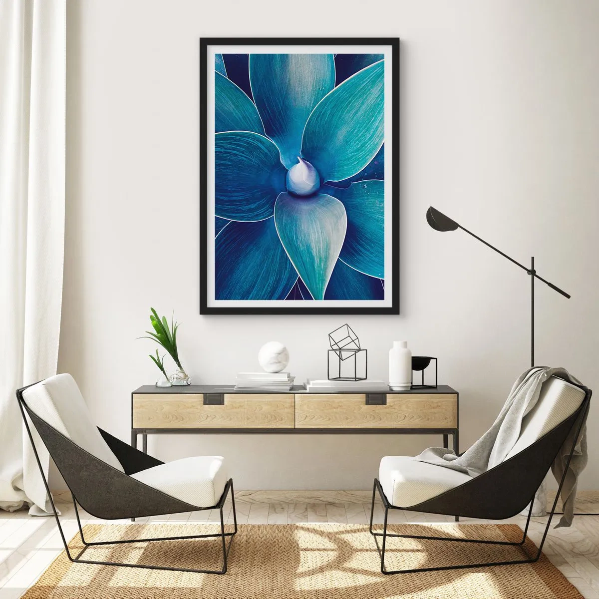 Poster in cornice nera - Particolare di un grande fiore nei toni del blu - 50x70cm - Imbluito dal sole - Decorazione murale moderna per soggiorno e camera da letto ARTTOR