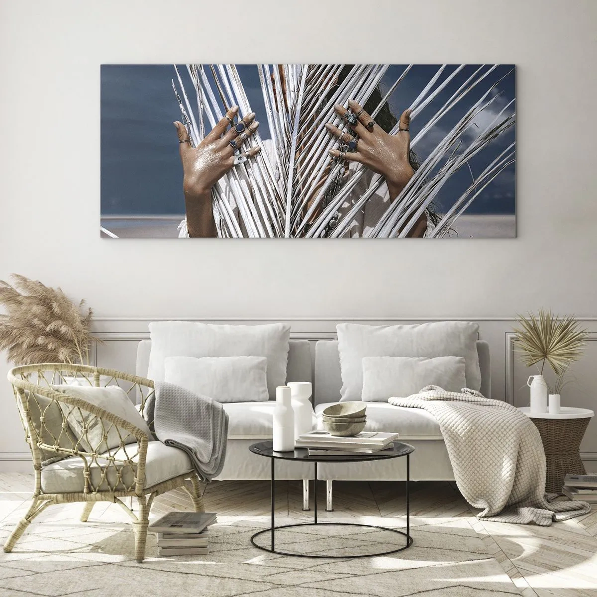 Quadro su vetro - Una donna nascosta dietro foglie di palma con anelli alle mani. - 120x50cm - La ragazza dello sciamano? - Decorazione murale moderna per soggiorno e camera da letto ARTTOR