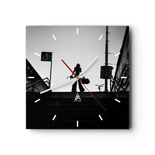 Orologio da parete - Orologio in Vetro - Una figura femminile sulle scale in bianco e nero con un'atmosfera dinamica - 30x30cm - Gita cittadina - Decorazione murale moderna per soggiorno e camera da letto ARTTOR