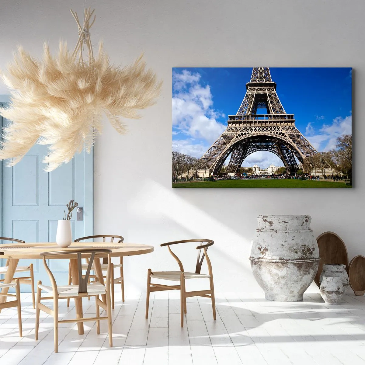 Quadro su tela - Stampe su Tela - La Torre Eiffel sullo sfondo di un cielo azzurro e di un parco verde - 70x50cm - Tutta Parigi ai suoi piedi - Decorazione murale moderna per soggiorno e camera da letto ARTTOR