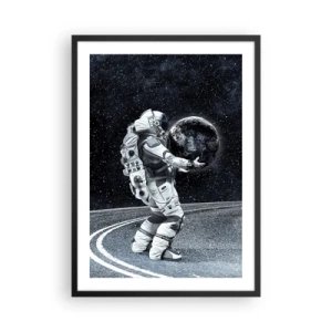 Poster in cornice nera - Un astronauta nello spazio che tiene in mano una sfera che ricorda la Terra. - 50x70cm - Sulla Via Lattea - Decorazione murale moderna per soggiorno e camera da letto ARTTOR